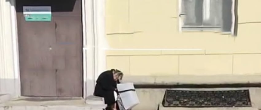 Душераздирающее видео с бездомной старушкой из Беларуси обсуждают в интернете. Что с ней случилось?