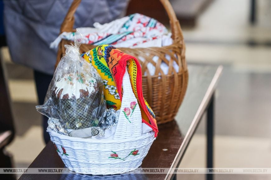 Брестчане приходят в костелы освятить блюда к пасхальному столу