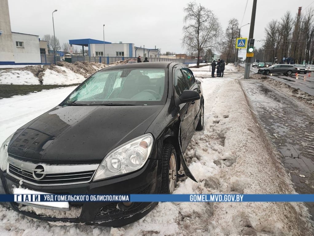 В Гомеле автомобиль вылетел на тротуар и сбил трех женщин. Опубликовано видео