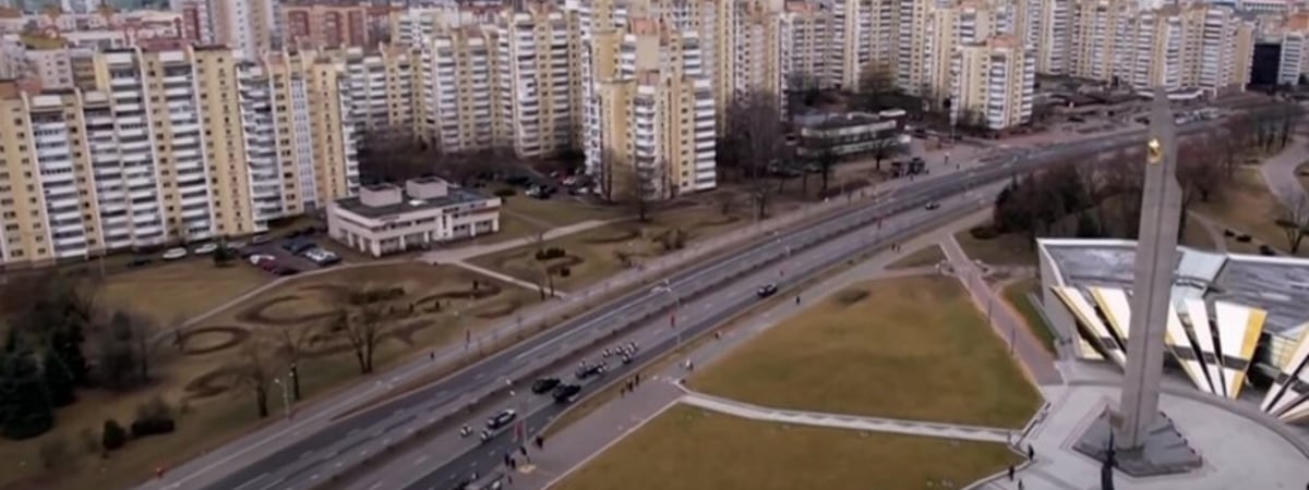 Пропагандисты звали беларусов поприветствовать кортеж Лукашенко. Сколько вышло к стеле сейчас и сколько — в 2020 году (фото)