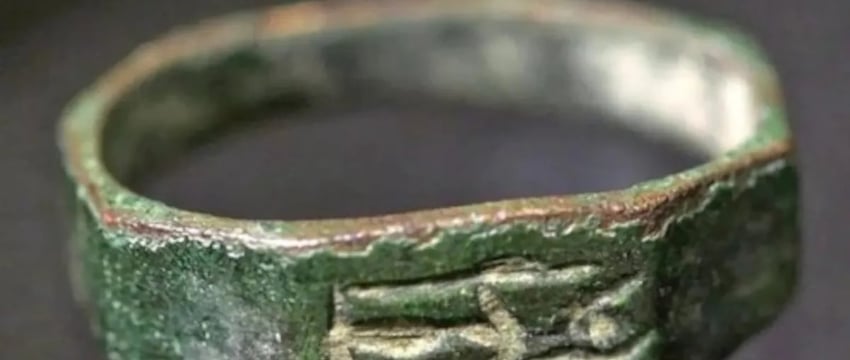 "Я подумал, что это ржавый болт": 13-летний подросток наткнулся на кольцо римской эпохи