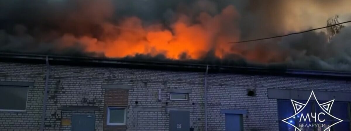 В Минске заметили большие клубы черного дыма над складом — Видео