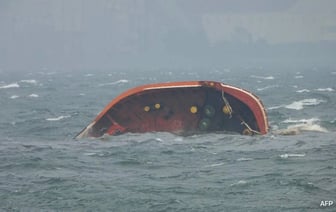 Танкер с 1,4 миллионами литров нефти перевернулся в Манильском заливе