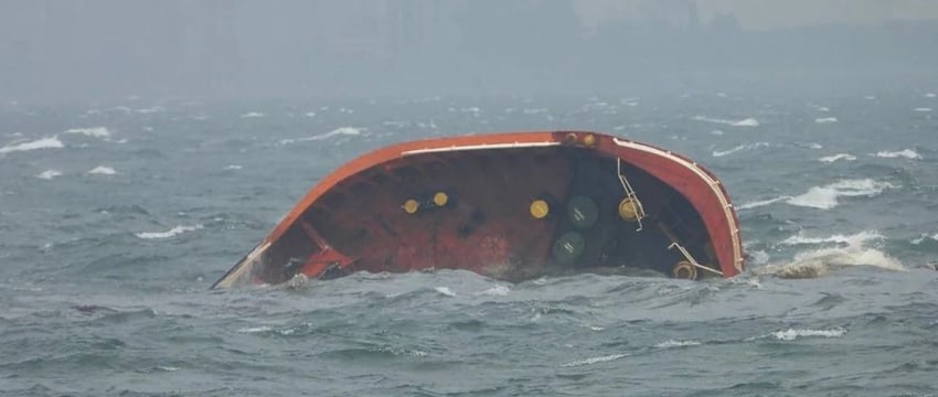 Танкер с 1,4 миллионами литров нефти перевернулся в Манильском заливе