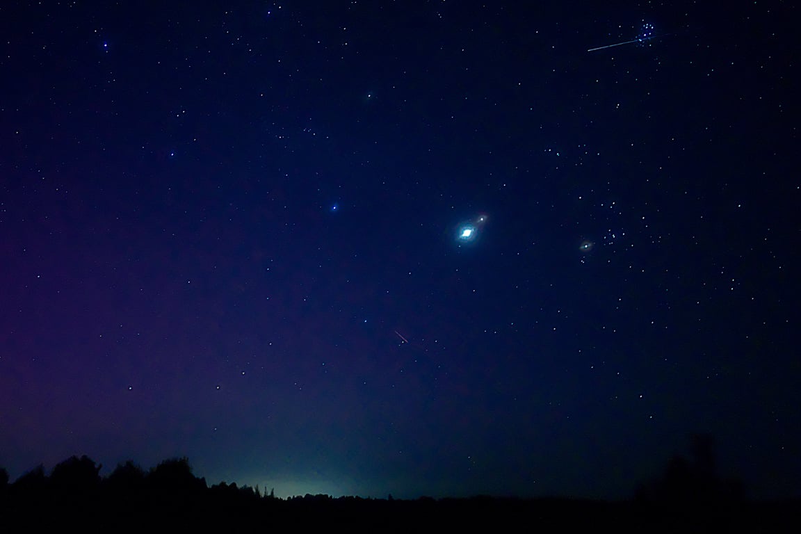 След от метеора в ночном небе. Фото Сергея Серебро