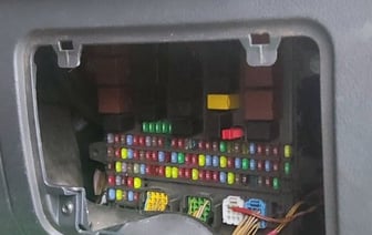 Белорус «за вознаграждение» вез через границу автозапчасти в тайнике. Изъяли и товар, и тягач