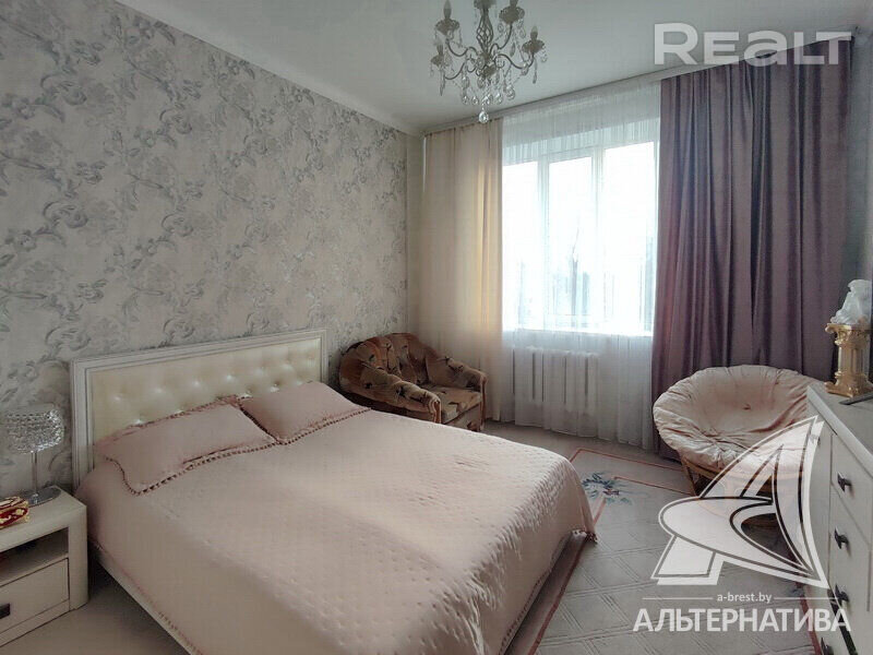 Этот дом в центре Бреста — межвоенный польский функционализм. Там продают интересную квартиру