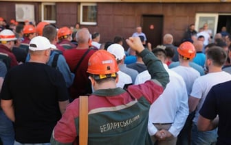 «Вызывают силовиков и в наручниках выводят за ворота». На «Беларуськалии» — новая волна увольнений «за политику»