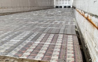 Под полом и потолком фуры на границе нашли 15 000 пачек сигарет