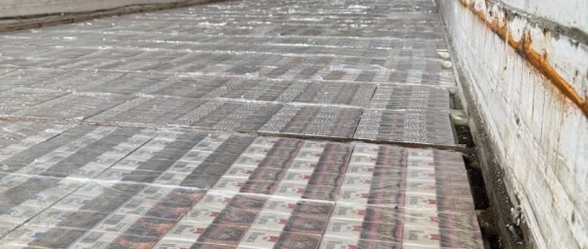 Под полом и потолком фуры на границе нашли 15 000 пачек сигарет