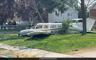 Небольшой самолет разбился на лужайке перед американским домом: "Ощущение было как от взрыва"