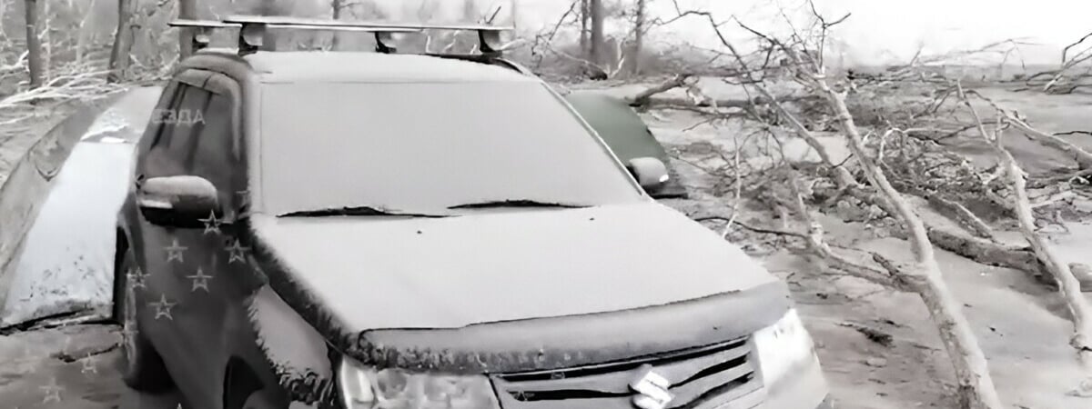 «Земля и машины качаются» — Очевидец показал, как российскую деревню засыпало пеплом после извержения вулкана — Видео