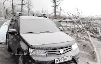 «Земля и машины качаются» — Очевидец показал, как российскую деревню засыпало пеплом после извержения вулкана — Видео