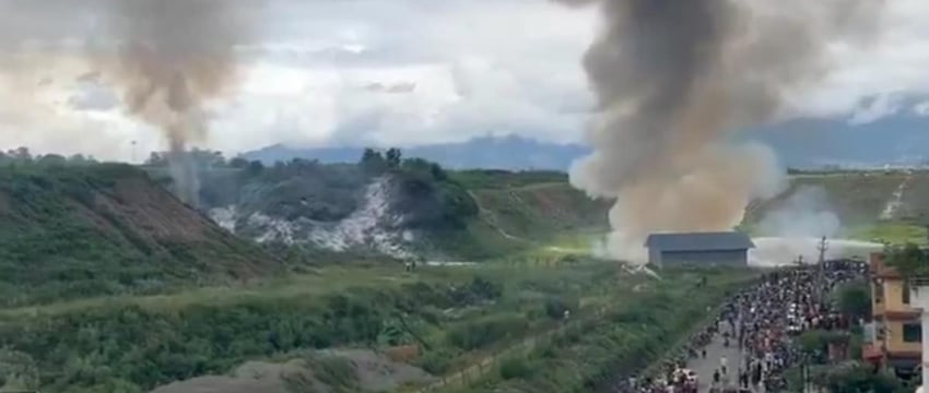 Самолет с 19 пассажирами на борту разбился при взлете в Непале, обнаружены тела 5 человек