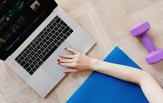 Экспресс в ад. В Бурятии машинист снял видео, на котором поезд мчится через горящий лес — Видео