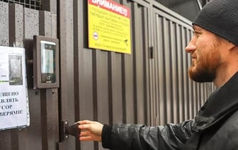 Ноу-хау в одном из дворов Минска: чтобы выбросить мусор, жильцы проходят «фейсконтроль»