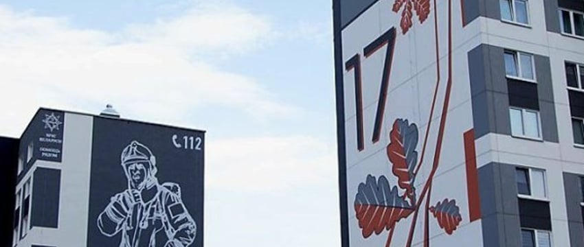 В Жабинке на новом девятиэтажном доме появилось изображение спасателя