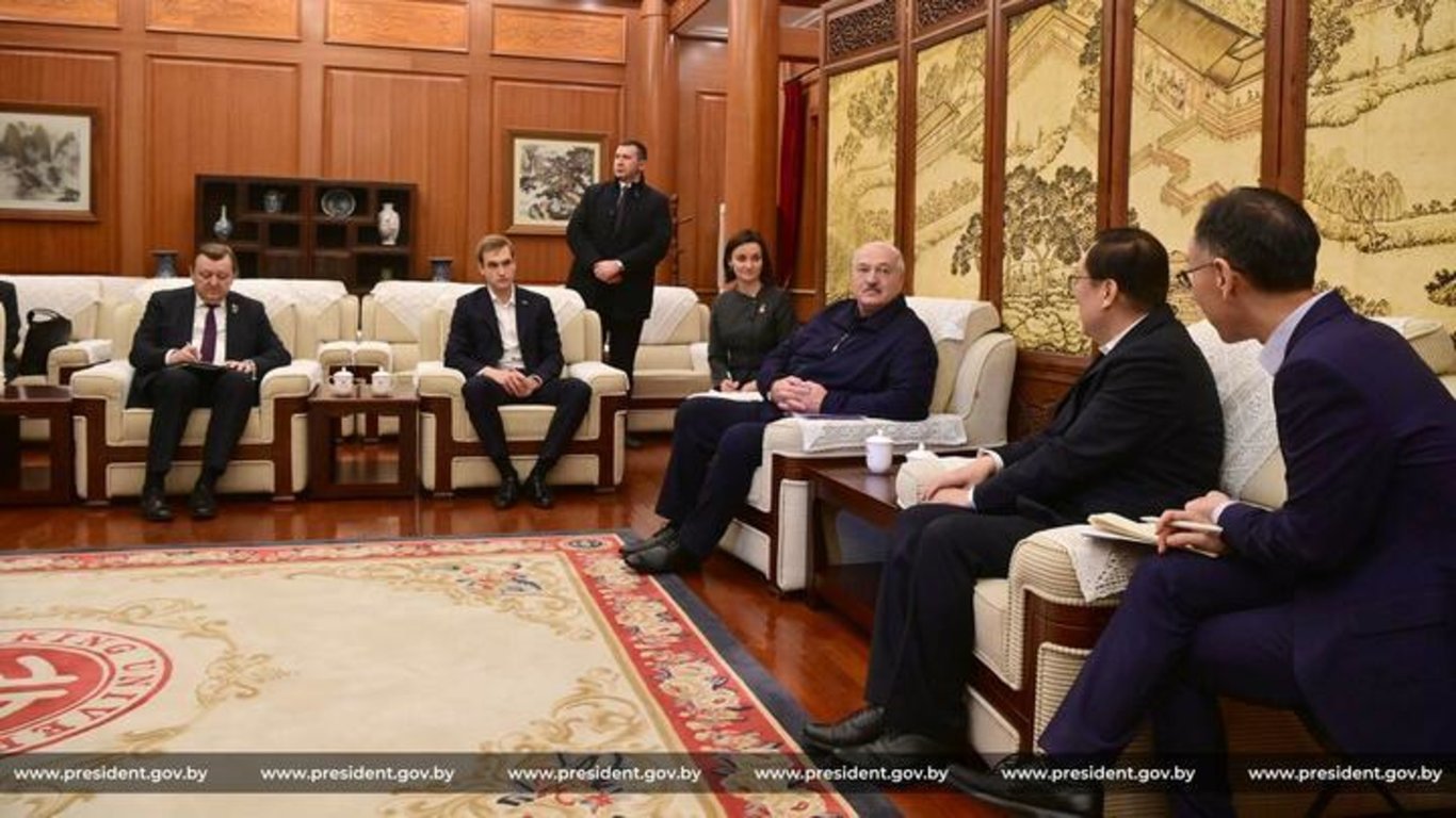 Александр Логвин (на заднем плане) сопровождает Александра Лукашенко и его сына Николая во время посещения Пекинского университета. 4 декабря 2023 года. Фото: president.gov.by