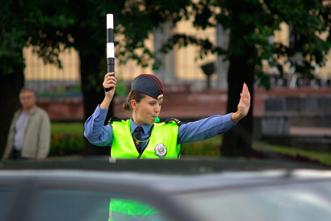 Инспектор ГАИ девушка-регулировщица в Витебске. 2008 год. Фото Сергея Серебро