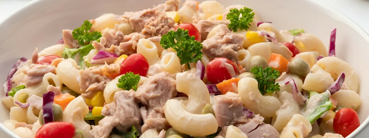 Вкуснее «Мимозы» и проще «Оливье». Нашли рецепт салата из рыбы и макарон, который покорит гурманов — Полезно