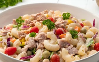 Вкуснее «Мимозы» и проще «Оливье». Нашли рецепт салата из рыбы и макарон, который покорит гурманов — Полезно