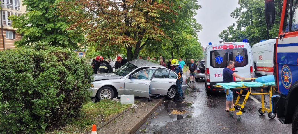 Как деблокировали пасcажира BMW в Бресте. МЧС показало видео