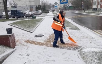 В Бресте для посыпки тротуаров задействовано около 200 человек