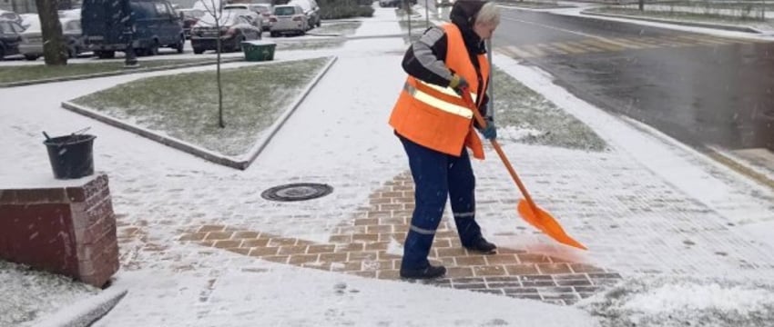 В Бресте для посыпки тротуаров задействовано около 200 человек