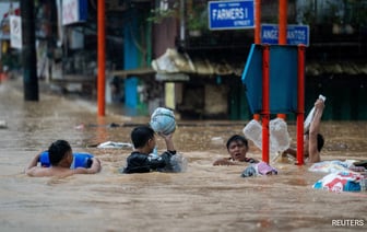 Школы закрыты, авиарейсы отменены из-за тайфуна "Гаэми", который принес дожди на Филиппины