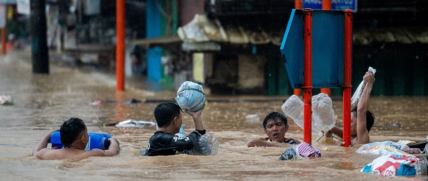 Школы закрыты, авиарейсы отменены из-за тайфуна "Гаэми", который принес дожди на Филиппины