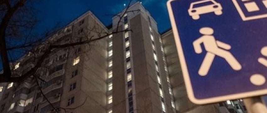 Что запрещено в жилой и пешеходной зонах и прилегающей к ним территории водителю механического транспортного средства?
