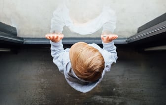 В Мозыре 4-летний мальчик разбился, выпав из окна 9-этажки, пока мама спала