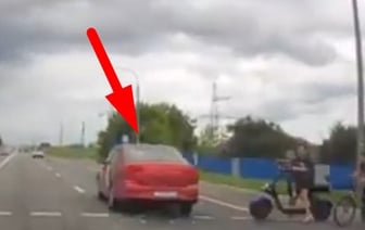 Таксист едва не сбил детей на переходе. Жуткое видео