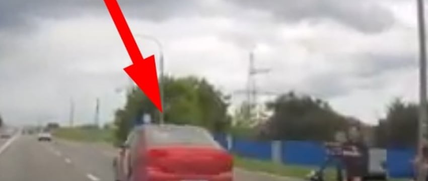 Таксист едва не сбил детей на переходе. Жуткое видео