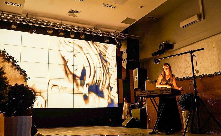 Ушла из найма, чтобы устраивать зрелищные шоу с песком. Вот как белоруска развивает необычный бизнес