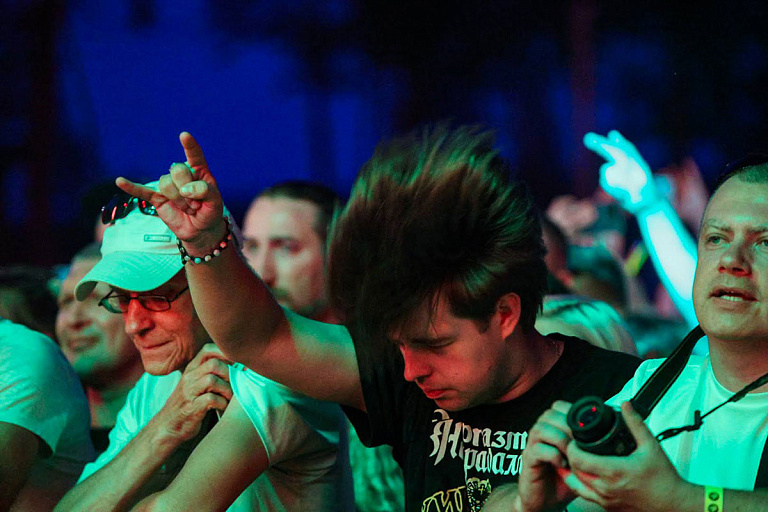 Рокеры "отрываются": в Пружанах прошел первый день "Солнцестояния"