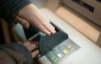 Казахстанский банк запретил операции с картами «МИР» из-за санкций. А что в Беларуси?