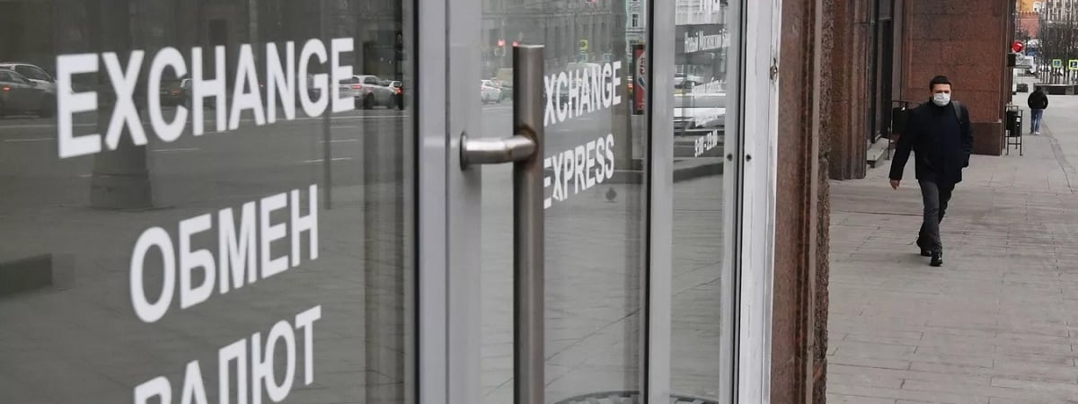 Упадёт ниже 3,18 или пойдёт вверх? Финансовые аналитики дали прогноз, каким будет курс доллара в начале 2024-го