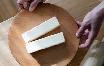 В продаже появился белорусский сыр с белой плесенью — сколько стоит?