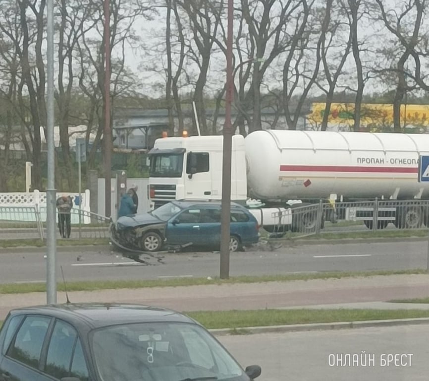 В Бресте на ул. Лейтенанта Рябцева автомобиль cнёс шесть пролётов ограждения. Как это произошло?