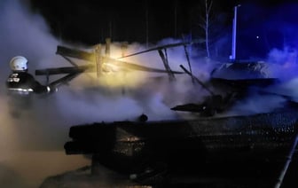 «Там уже не горит, а скорее догорает». Пожар полностью уничтожил дом в Могилеве