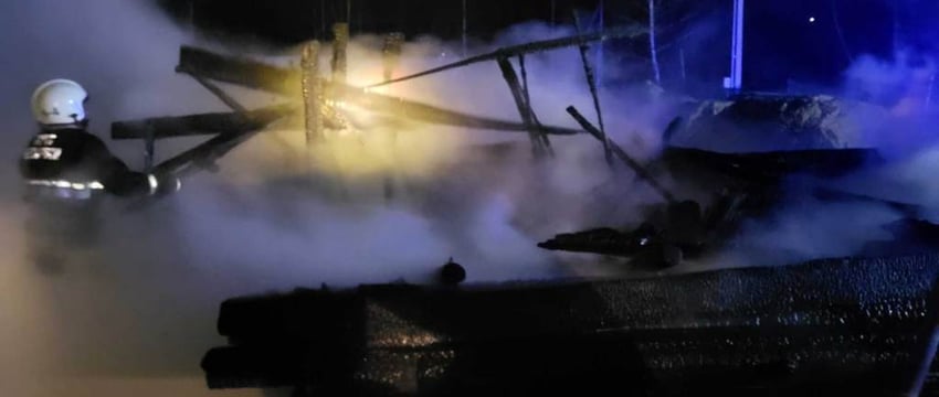 «Там уже не горит, а скорее догорает». Пожар полностью уничтожил дом в Могилеве