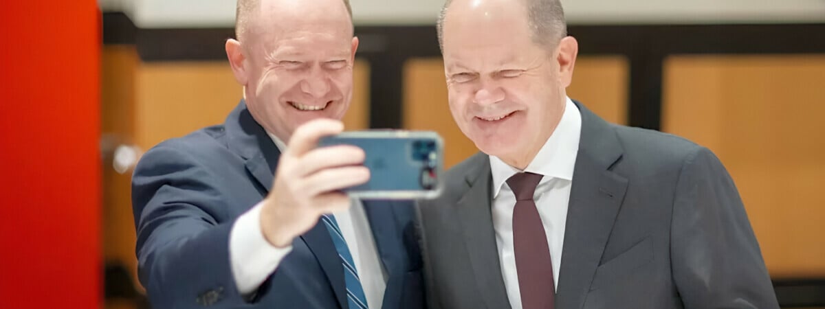 Канцлер Германии Шольц встретился в США «с собой» — Фото