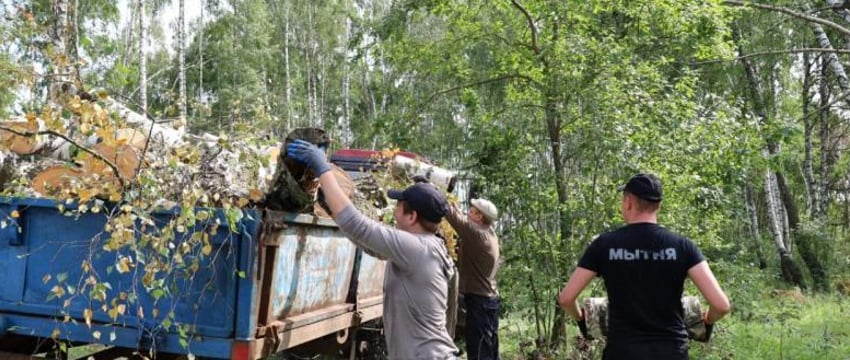 Таможенники помогают расчищать завалы после стихии