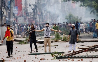 Трое студенческих лидеров из Бангладеш взяты под стражу в целях их собственной безопасности.