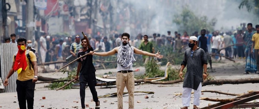 Трое студенческих лидеров из Бангладеш взяты под стражу в целях их собственной безопасности.