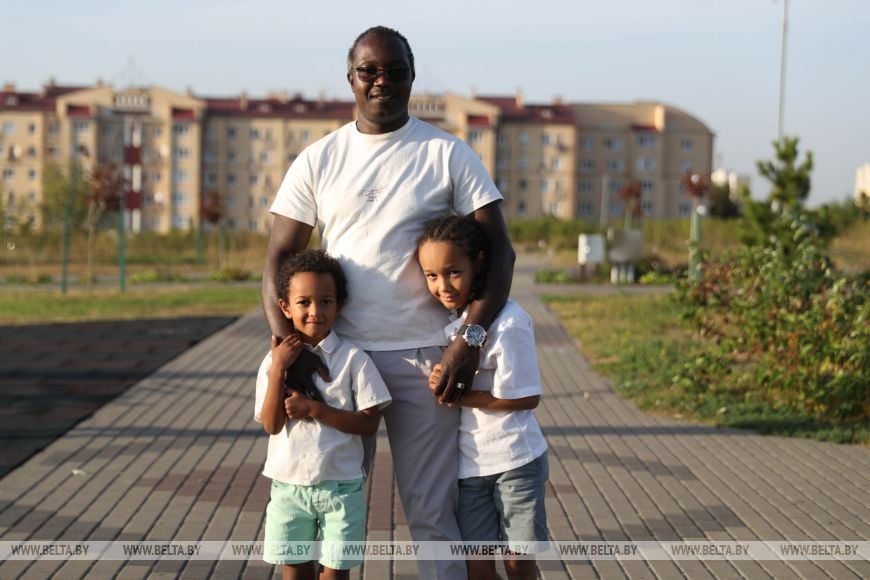 Звезда цирка из Африки женился на брестчанке и воспитывает сыновей