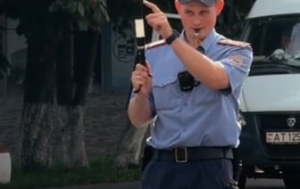 Регулировщик из Беларуси стал звездой интернета