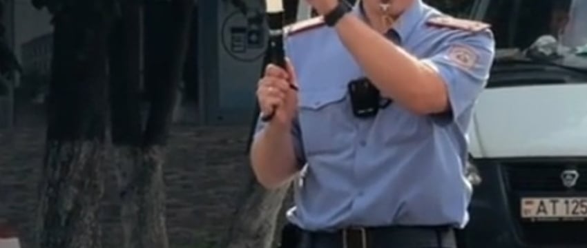 Регулировщик из Беларуси стал звездой интернета