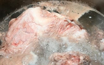 Нужно ли убирать пену при варке мяса — повара дали окончательный ответ